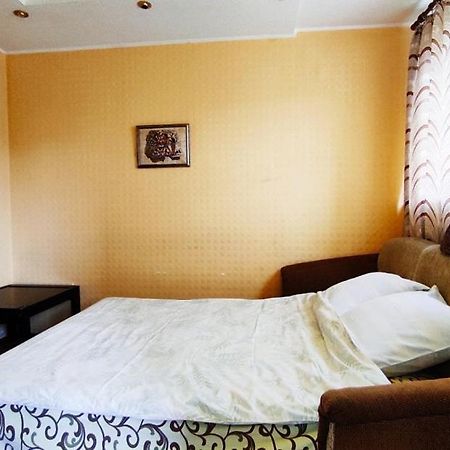 Two-Room Apartment Metro Levada Charkiv Esterno foto
