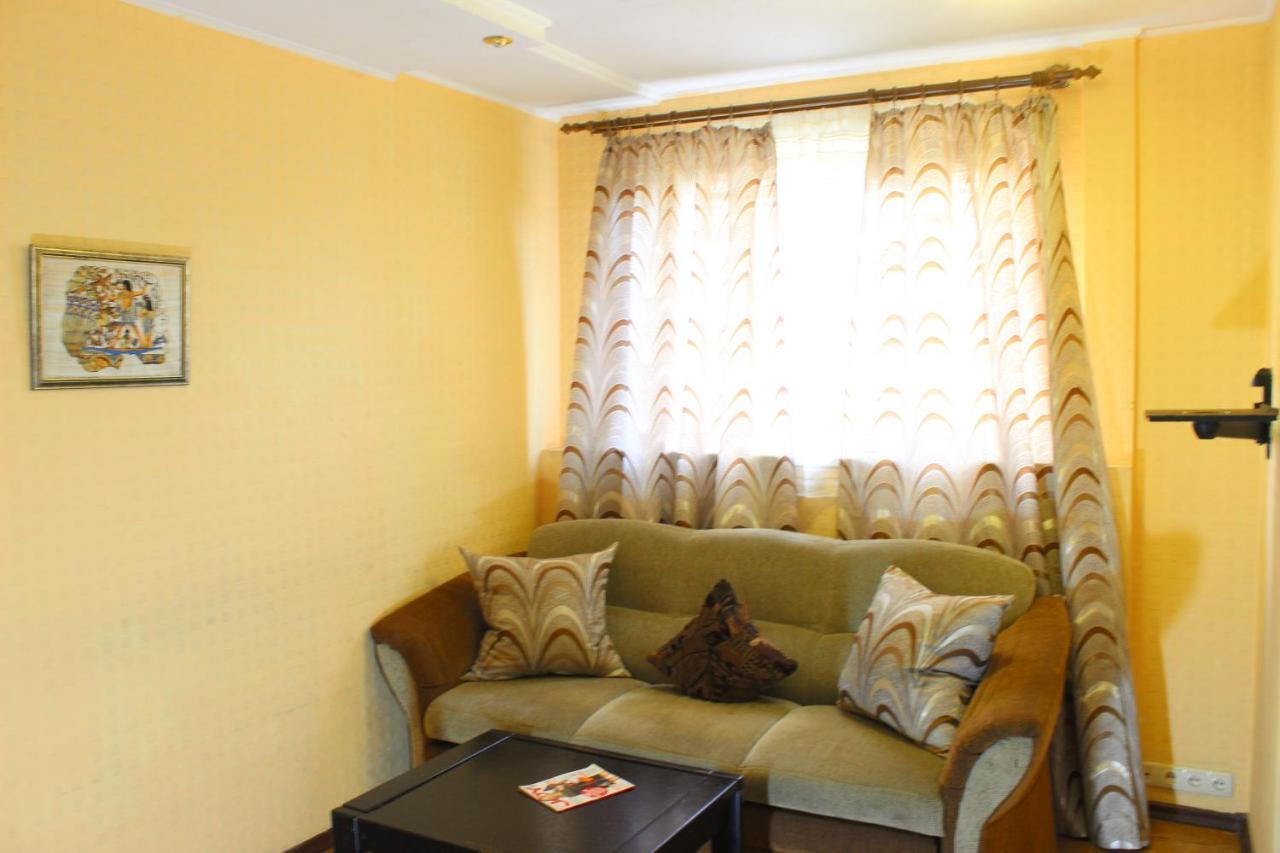 Two-Room Apartment Metro Levada Charkiv Esterno foto