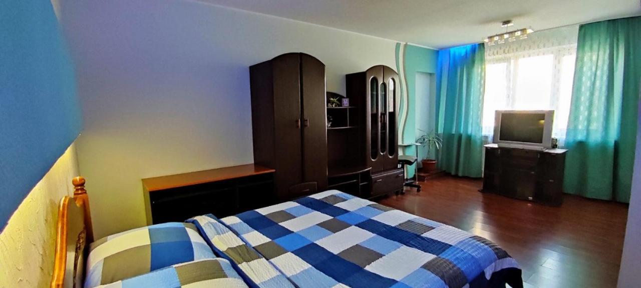 Two-Room Apartment Metro Levada Charkiv Esterno foto